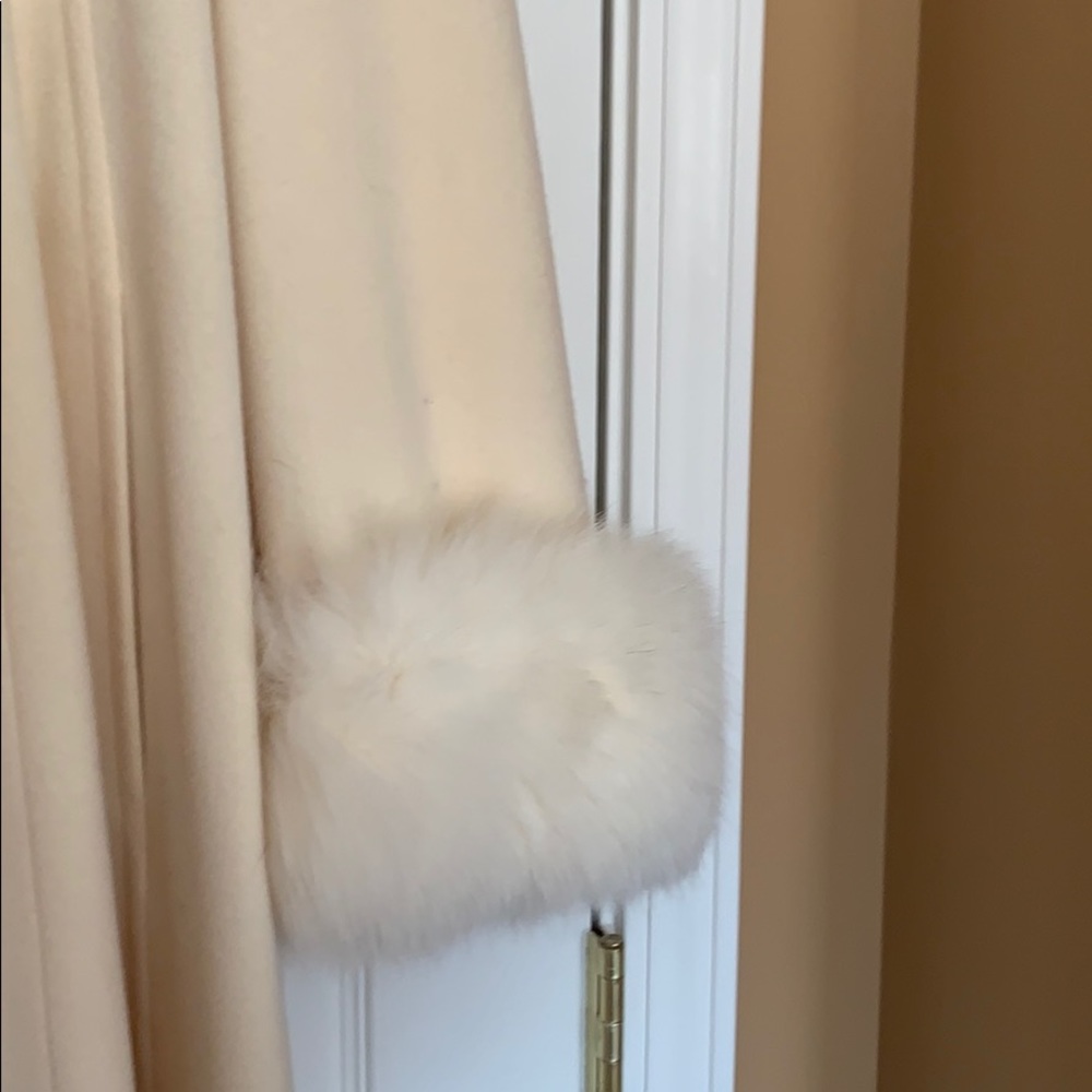 Vintage Coat. Fur collar $ cuffs. - Picture 3 of 8
